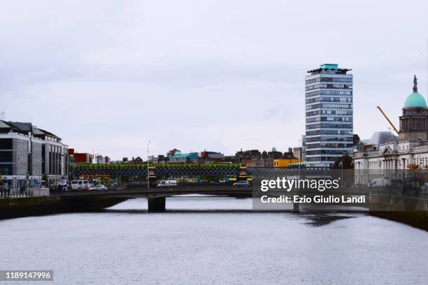 dublin bridge - dublin street imagens e fotografias de stock