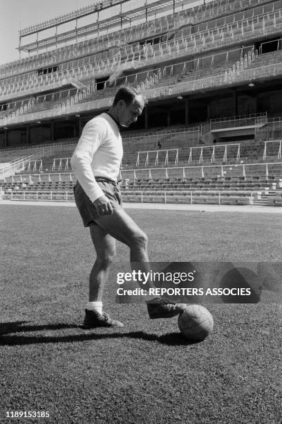 Le footballeur espagnol Alfredo Di Stéfano lors d'un entraînement dans le stade du Real Madrid en septembre 1963, Espagne.