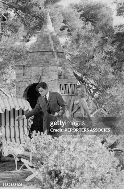 Alain Delon et Jane Fonda lors du tournage sur la Côte d'Azur du film 'Les Félins' réalisé par René Clément le 5 septembre 1963, France.