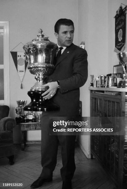 Le footballeur hongrois Ferenc Puskás chez lui à Madrid le 11 avril 1964, Espagne.