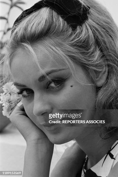 Actrice française Geneviève Grad lors du tournage du film 'Le gendarme de Saint-Tropez' le 22 mai 1964, France.