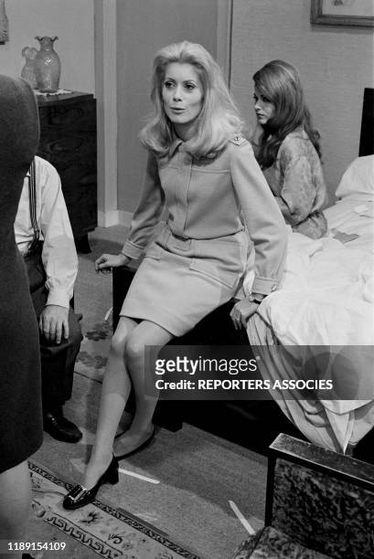 Actrice française Catherine Deneuve sur le tournage du film 'Belle de Jour' réalisé par Luis Bunuel le 23 octobre 1966, France.