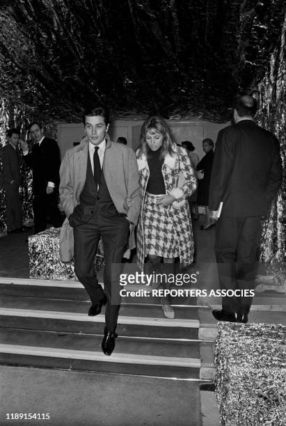 Alain et Nathalie Delon à la 1ère du film 'Qui êtes-vous, Polly Maggoo ?' à Paris en octobre 1966, France.