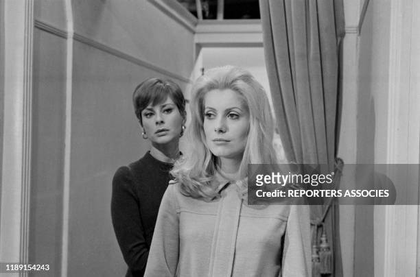 Les actrices françaises Catherine Deneuve et Geneviève Page sur le tournage du film 'Belle de Jour' réalisé par Luis Bunuel le 23 octobre 1966,...