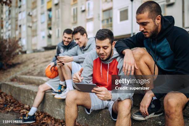 groep van jonge volwassenen speelt basketbal - sport tablet stockfoto's en -beelden