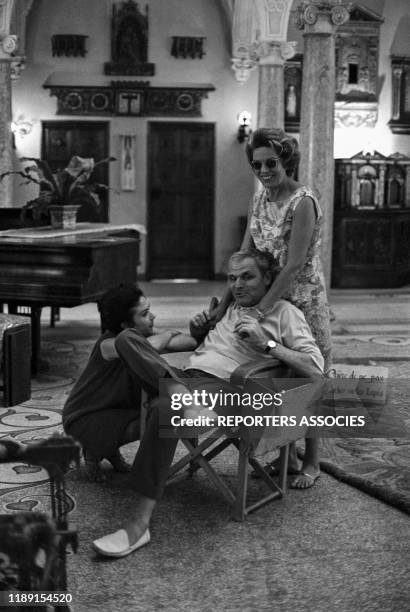 Dany Carrel et Madeleine Robinson en compagnie du réalisateur André Cayatte lors du tournage du film 'Piège pour cendrillon' le 29 juin 1965, France.