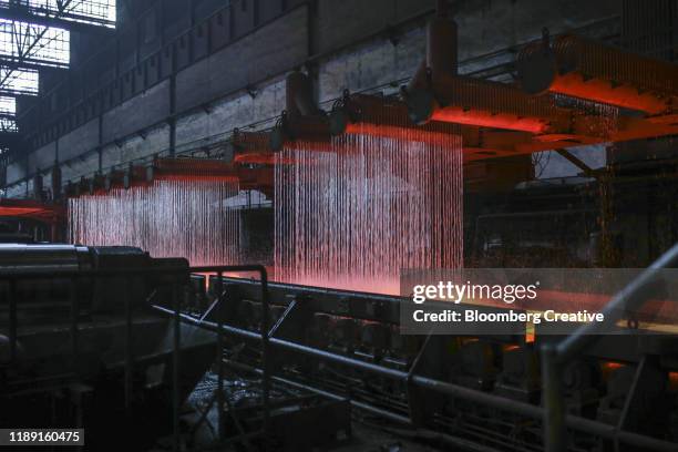 steel industry - rohstoffverarbeitende fabrik stock-fotos und bilder