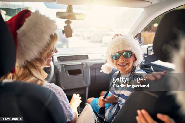 gelukkige familie die naar het strand reist op zomer kerst - christmas driving stockfoto's en -beelden