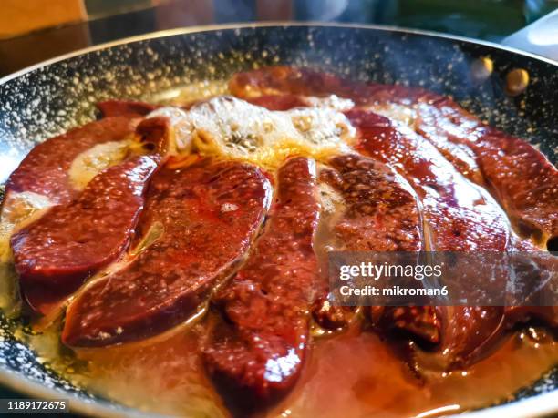 pan fried lamb liver with onions - carne di scarto foto e immagini stock