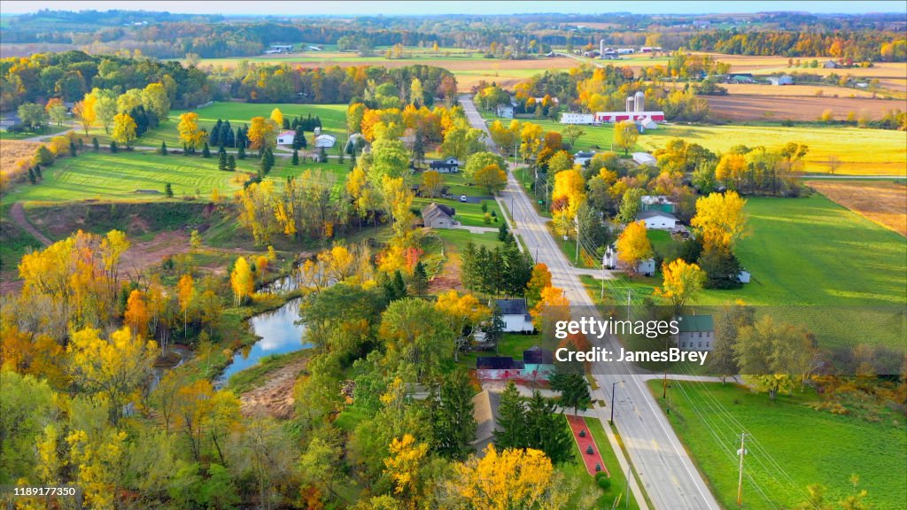 Piccola città panoramica immersa in mezzo a fertile valley nel bellissimo Wisconsin rurale