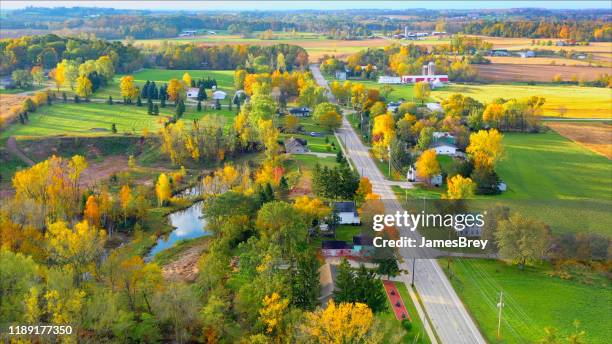 naturskön liten stad inbäddat i bördiga dalen i vackra landsbygden wisconsin - midwest usa bildbanksfoton och bilder