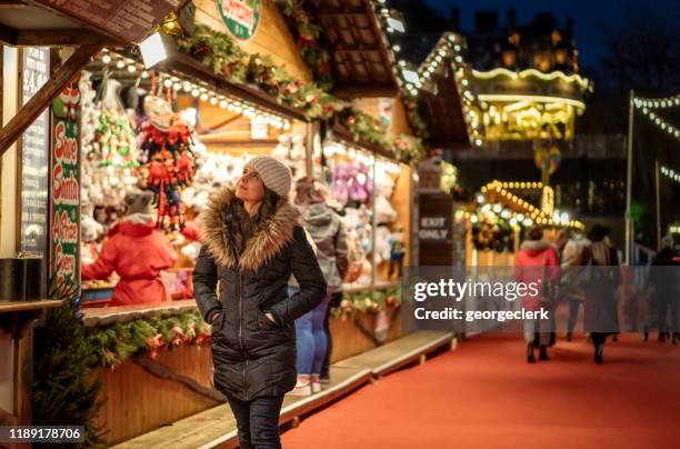 navegación por los puestos del mercado navideño - edinburgh fotografías e imágenes de stock