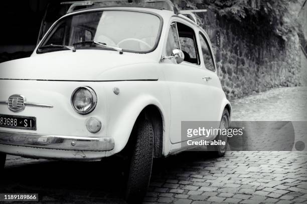 fiat 500 in tuscany - colore descrittivo stock pictures, royalty-free photos & images