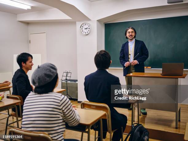 日本語教室における成人学生グループ - 日本人　英語 ストックフォトと画像