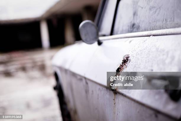 coche abandonado - arrugginito fotografías e imágenes de stock