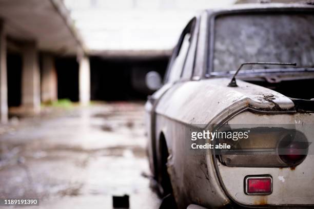 coche abandonado - arrugginito fotografías e imágenes de stock