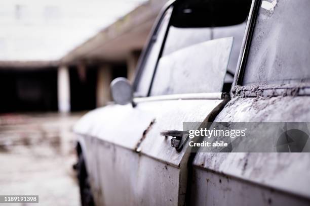 verlaten auto - obsoleto stockfoto's en -beelden