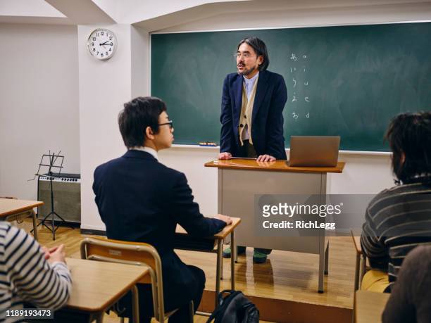 日本語教室における成人学生グループ - 日本人　英語 ストックフォトと画像