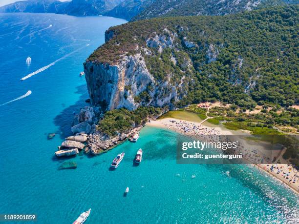 vue aérienne de la célèbre plage de cala luna, sardaigne - europe du sud paysage photos et images de collection