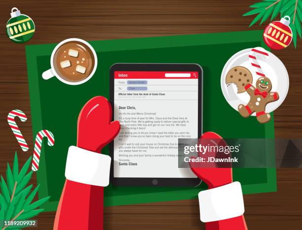 ilustraciones, imágenes clip art, dibujos animados e iconos de stock de santa escribir un correo electrónico en un dispositivo tableta en un escritorio con elementos de navidad - galletas navidad