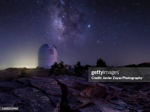 night view of space observatory against the milky way - observatorium stockfoto's en -beelden