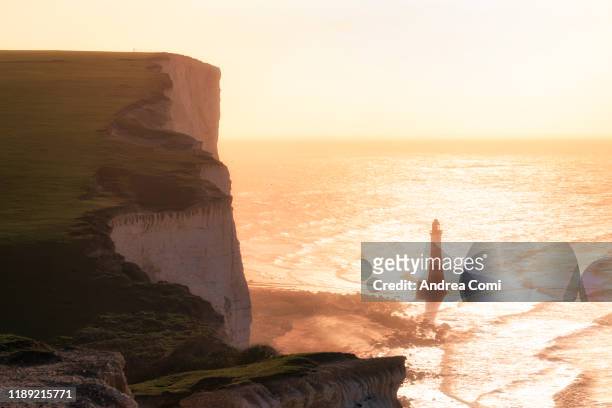 beachy head lighthouse at sunrise, england - belle tout lighthouse fotografías e imágenes de stock