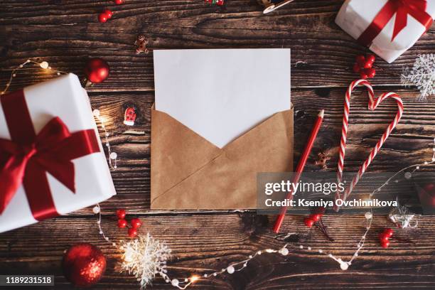 a letter to santa claus, christmas gifts - index card stockfoto's en -beelden