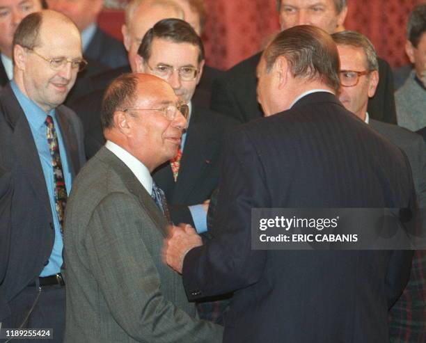 Le président Jacques Chirac s'adresse à l'industriel français Serge Dassault , le 07 janvier au Palais de l'Elysée à Paris, alors qu'il reçoit les...