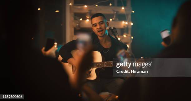 faire une apparition spéciale pour la soirée - guitare acoustique photos et images de collection