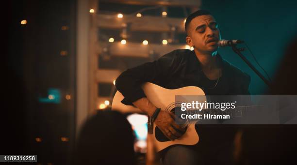 ele tem alguns talentos musicais incríveis - trabalho de entretenimento - fotografias e filmes do acervo