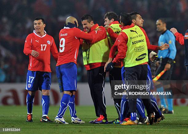 Chilean forward Humberto Suazo celebrates with teammates at the end of a 2011 Copa America Group C first round football match against Peru, at the...