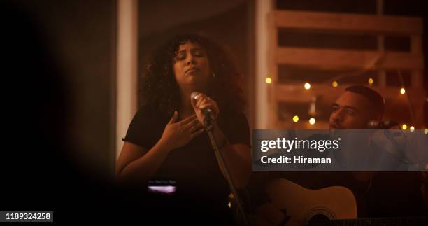 singen mit ganzer seele - tanzpaar stock-fotos und bilder