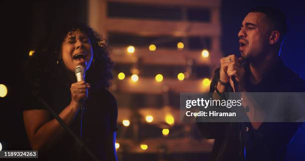 het raken van alle hoge tonen - duet stockfoto's en -beelden