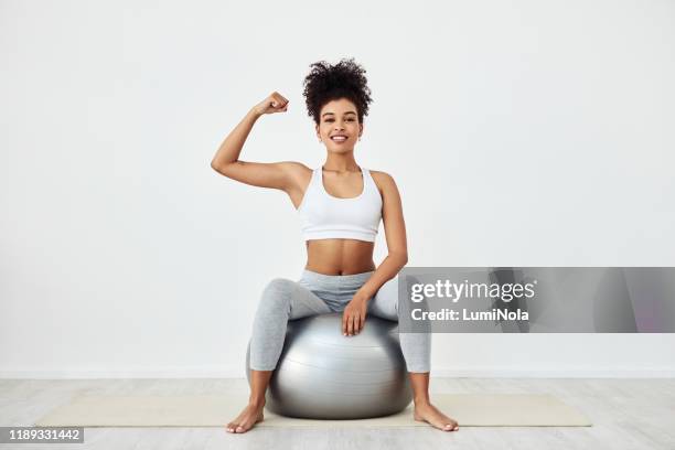 potenciar la positividad - yoga ball fotografías e imágenes de stock