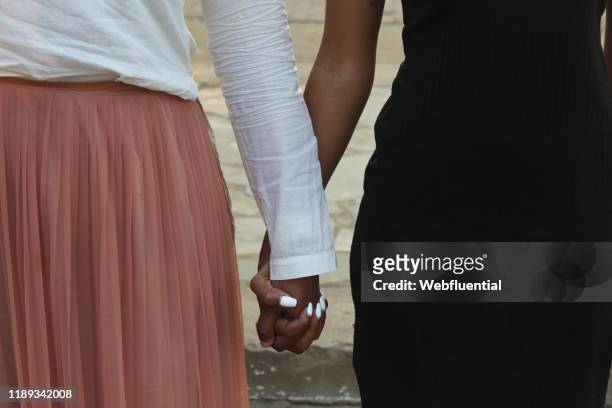 african women holding hands - webfluential - fotografias e filmes do acervo