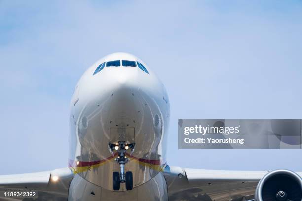 front head view of a landing  airplane - windrad energie stockfoto's en -beelden