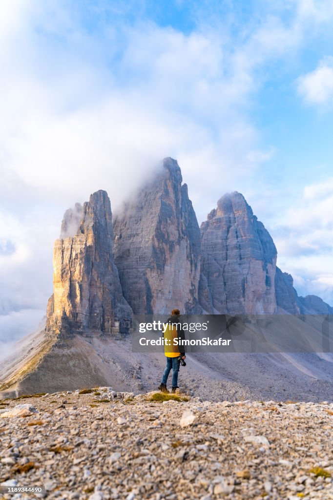 Man kijkt uit op de Tre Cime di Lavaredo, Dolomieten, Zuid-Tirol, Italië