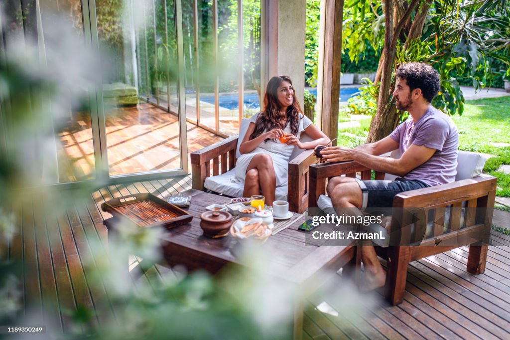 Desayuno y conversación relajante en Home Deck