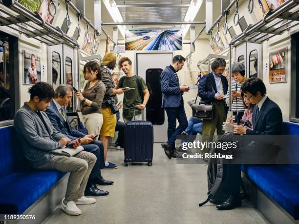 tren de metro japonés lleno de gente - busy train fotografías e imágenes de stock