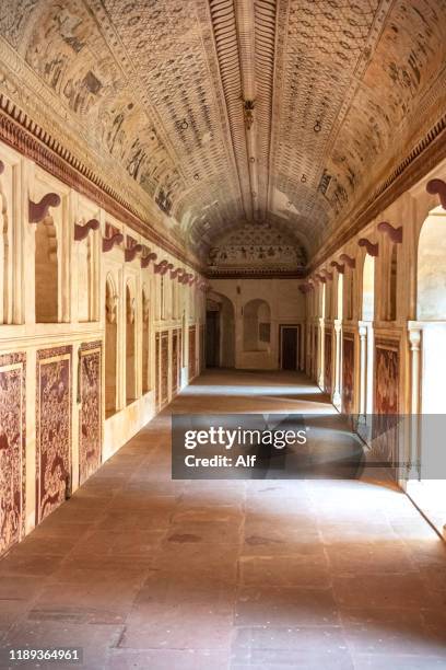 wall painting mural at lakshminarayan temple in orchha, tikamgarh, madhya pradesh, india - orchha stock-fotos und bilder