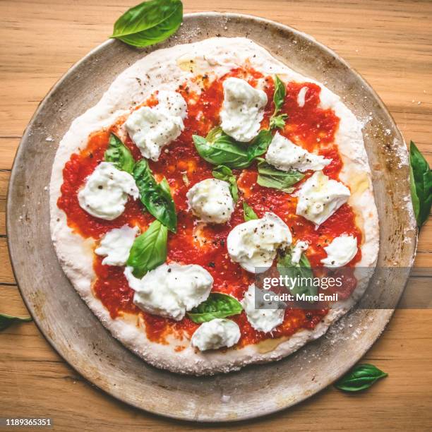 pizza italiana clásica con salsa de tomate casera, albahaca y mozzarella - mozzarella fotografías e imágenes de stock