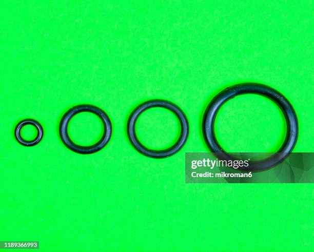 various black rubber sealing rings. rubber o rings, washers - plumbing products stock pictures, royalty-free photos & images