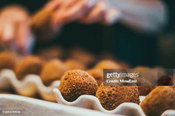 cateraar bereiden party food, arancini, cake pop stijl - kroket stockfoto's en -beelden