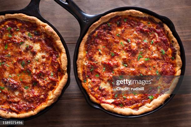deep dish pizza - deep dish pizza stock pictures, royalty-free photos & images