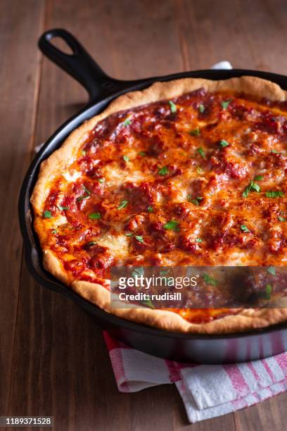 pizza con piatto profondo - deep dish pizza foto e immagini stock