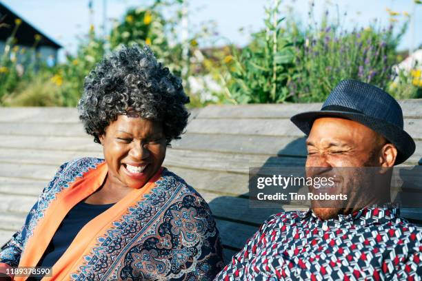 woman and man laughing together - vie londres soleil photos et images de collection