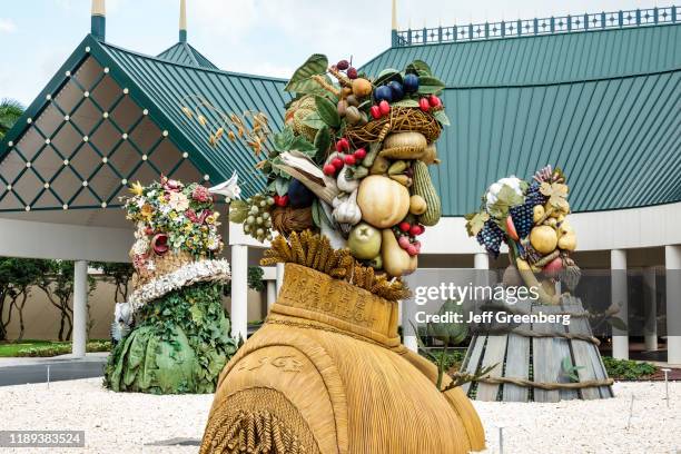 Florida, Baker Museum Artis-Naples, Philip HaasÍs set of monumental outdoor sculptures, The Four Seasons.