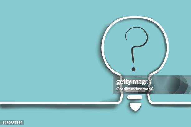single line drawing of a light bulb with a question mark - fragezeichen stock-fotos und bilder