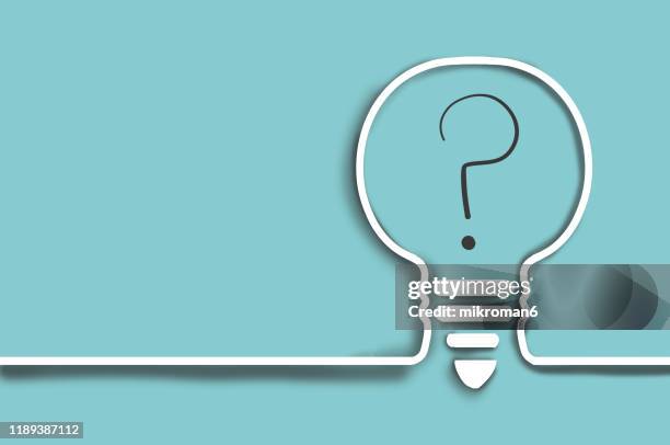 single line drawing of a light bulb with a question mark - fragen stock-fotos und bilder