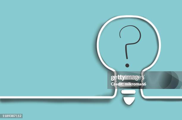 single line drawing of a light bulb with a question mark - quiz fotografías e imágenes de stock